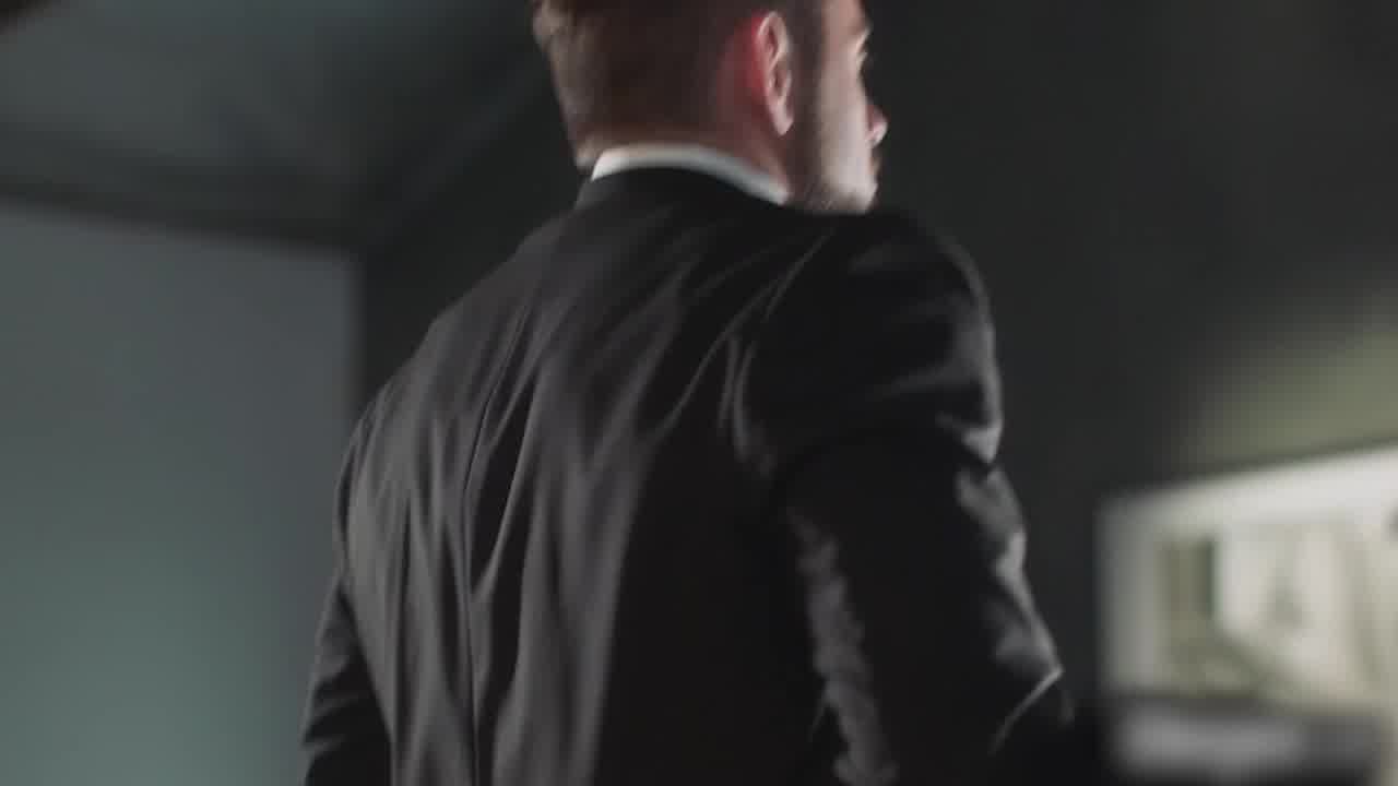  美术馆激情爱爱 的剧照9