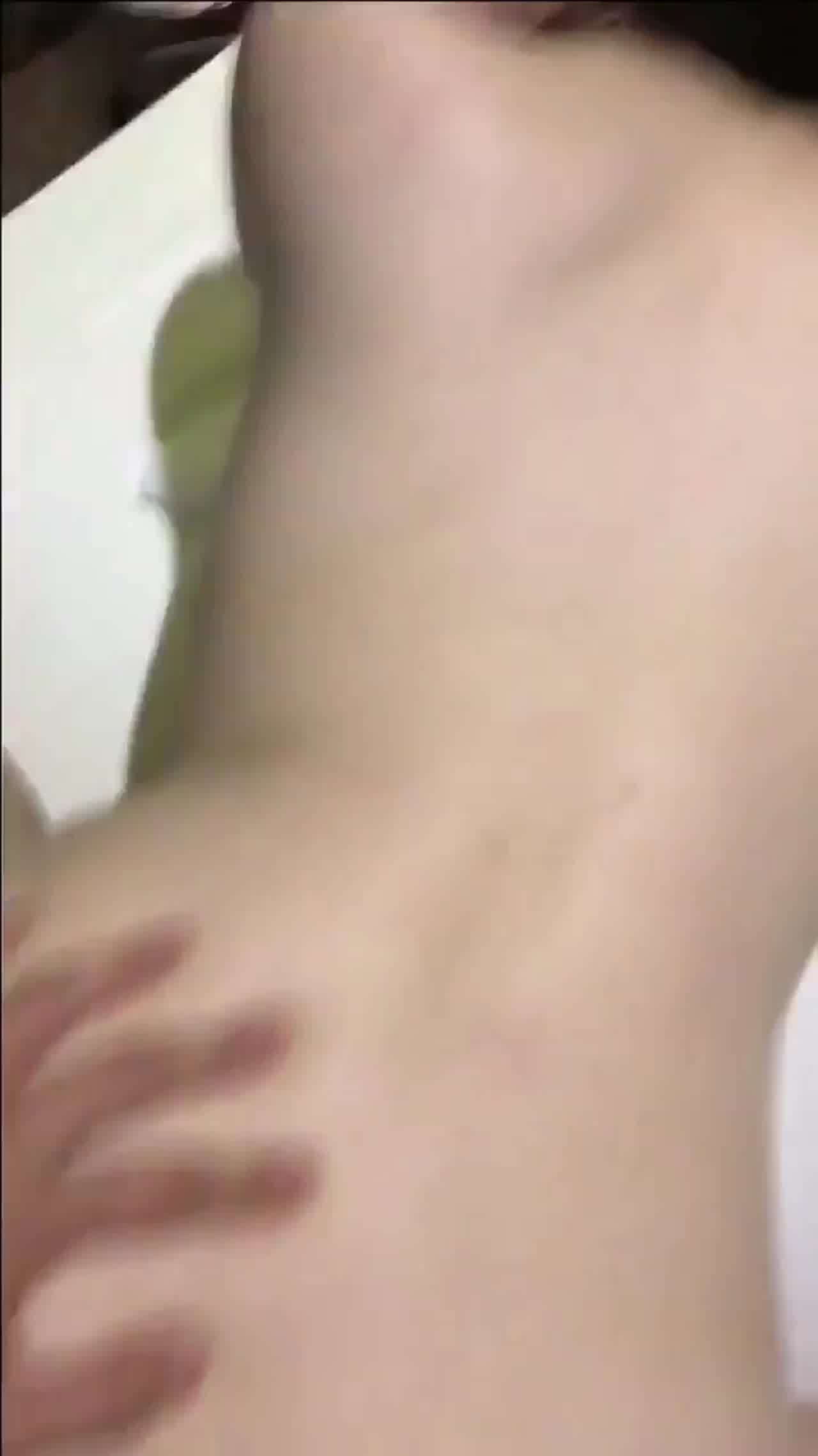  漂亮马子在睡觉硬是给她摸起来操一炮 的剧照5