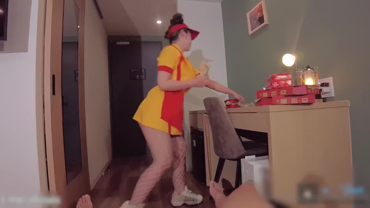  onlyfans 超火高铁露出甜美可爱反差美少女 Naomiii 披萨外送员送货上门 身体服务赚费 的剧照9