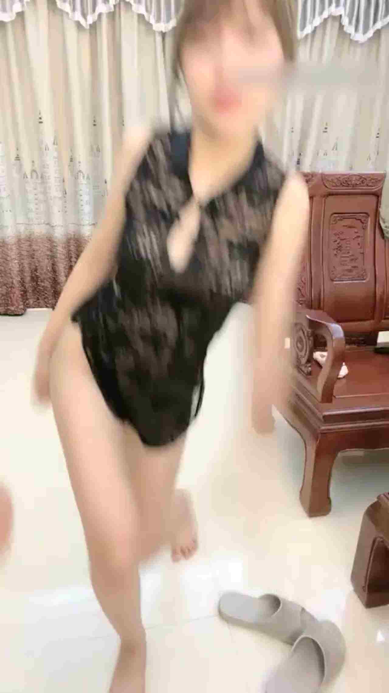  甜美萌妹国风睡衣约了个炮友过来啪啪 的剧照9