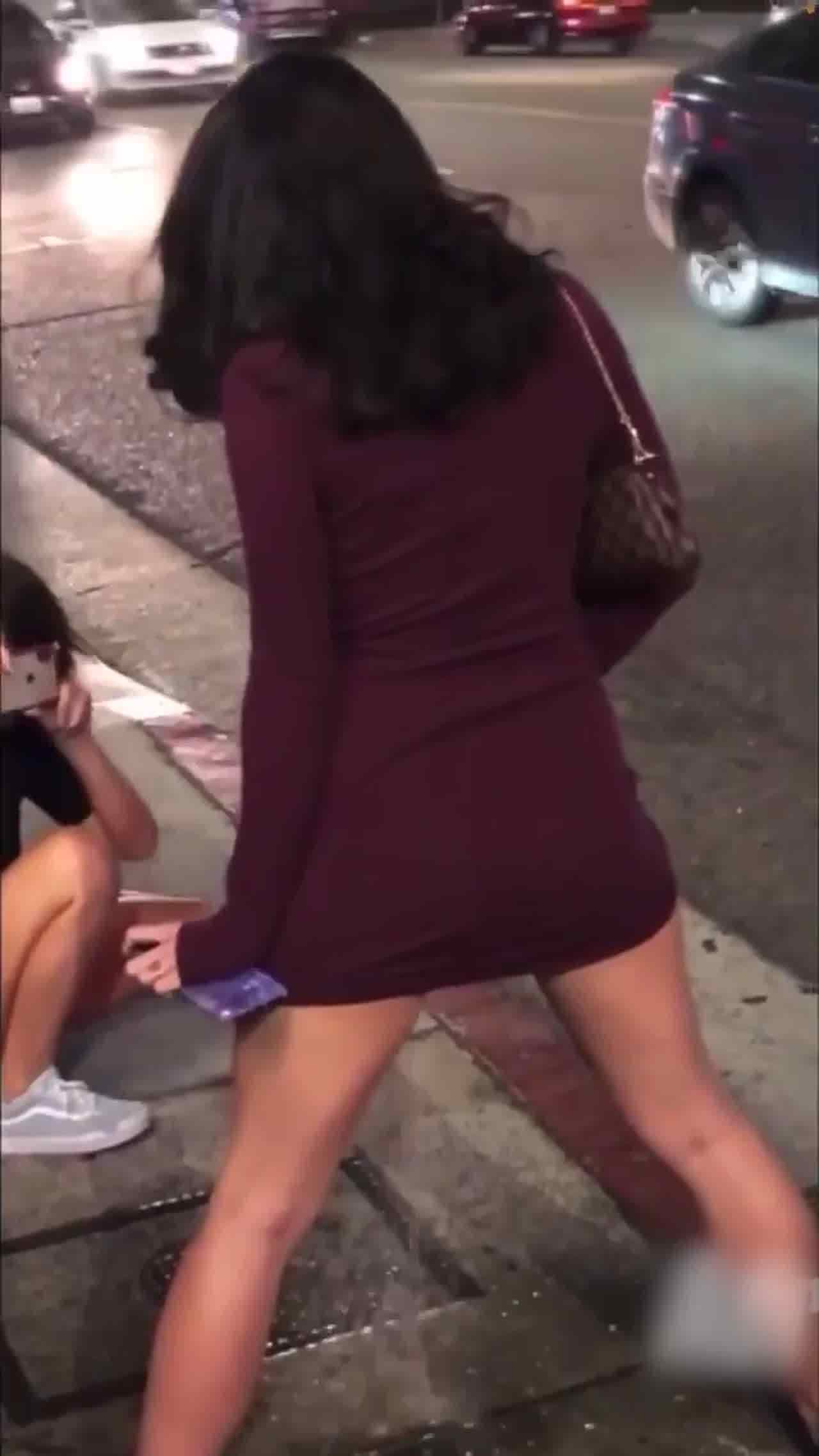  喝醉小母狗路边乱撒尿 的剧照6