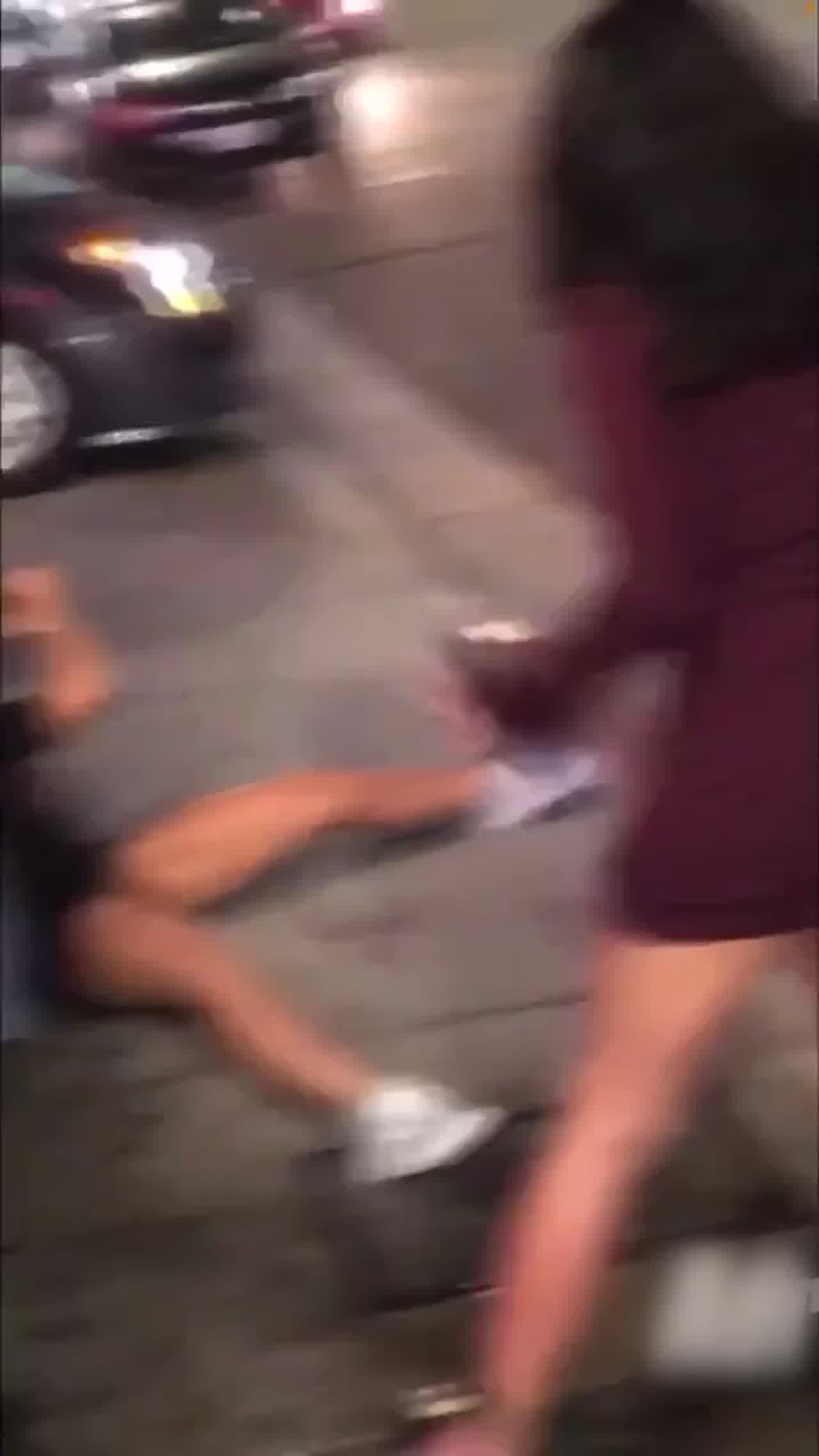  喝醉小母狗路边乱撒尿 的剧照7