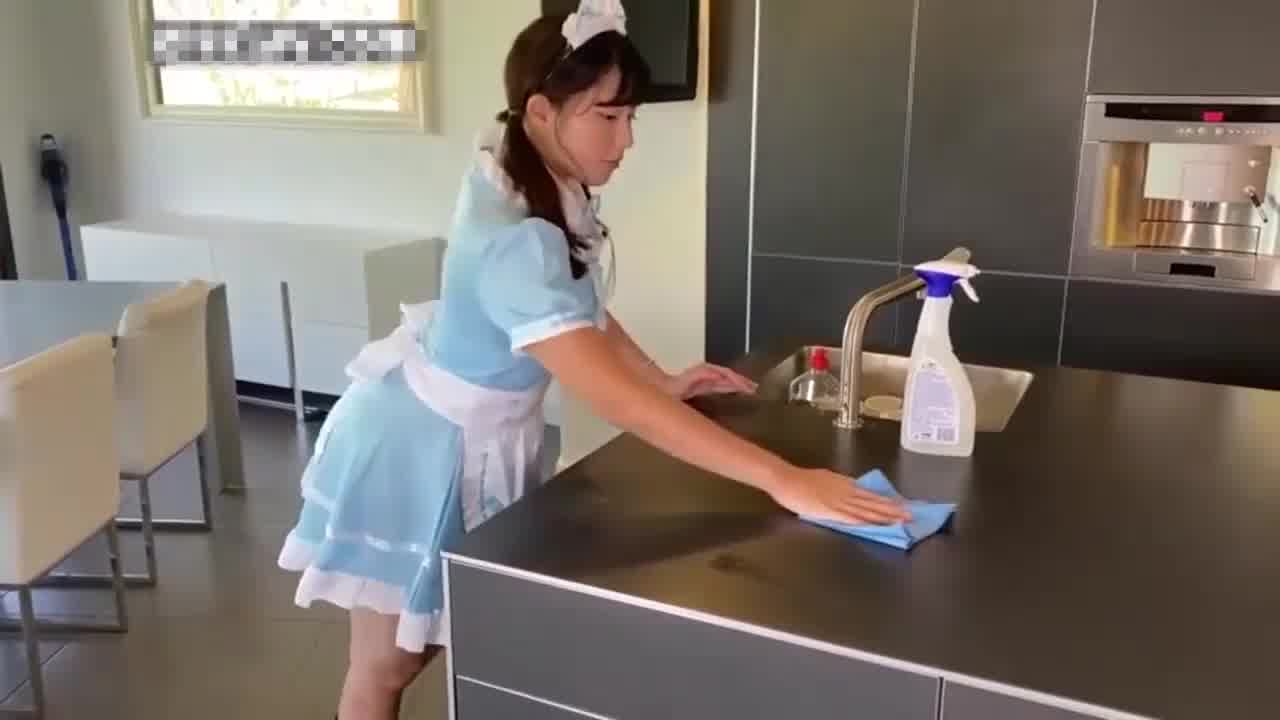  女仆美尻欧妮太性感～让饿不得的男友直接在厨房上了！ 的剧照6