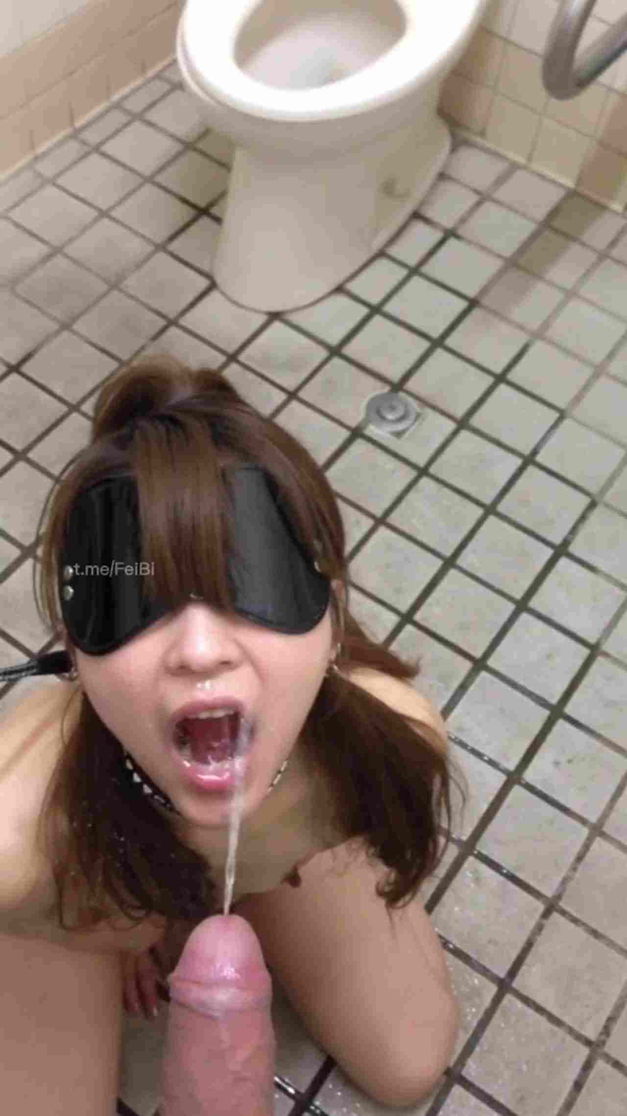  调教母狗牵绳张嘴喝尿 的剧照2