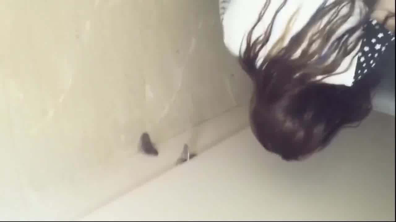  【重口慎入】厕所偷拍翻车现场，狠人怼脸强拍！ 的剧照7