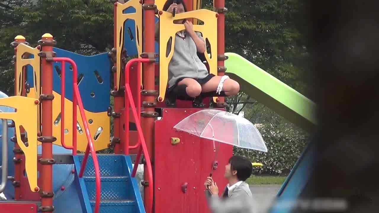  露出放尿，霓虹高中生雨天在游乐园放尿，真皮又骚气 的剧照4