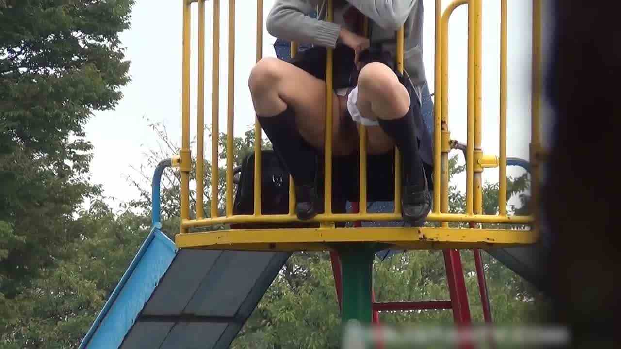  露出放尿，霓虹高中生雨天在游乐园放尿，真皮又骚气 的剧照8