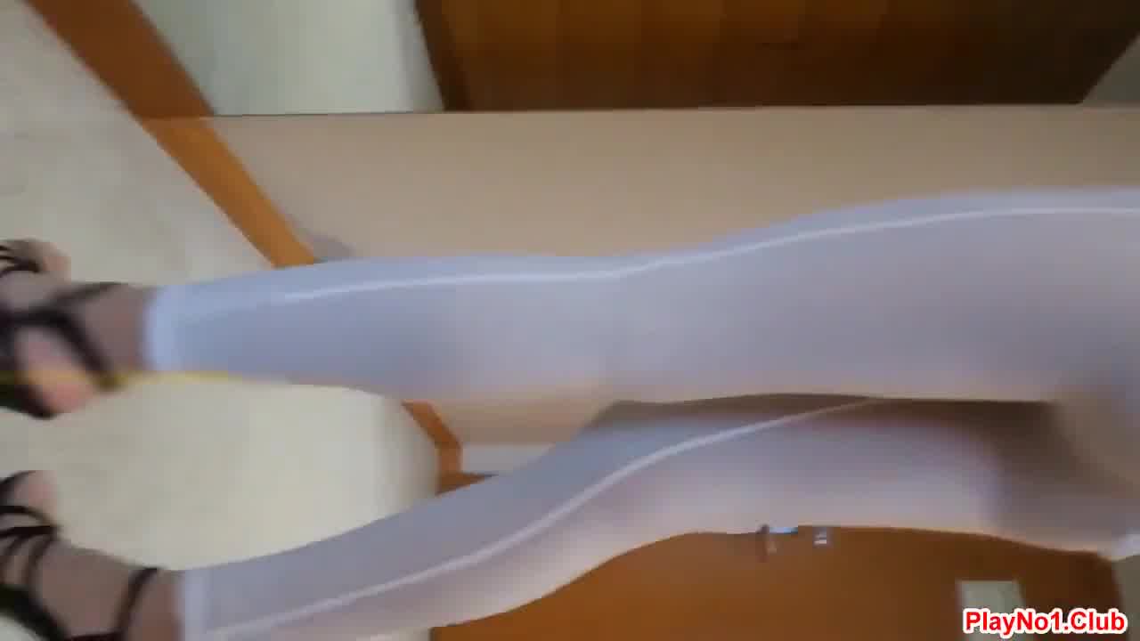  摄影师看着她的逼问她是不是很久没干过 的剧照3