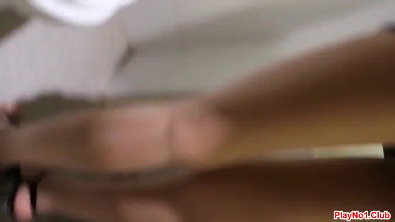  摄影师看着她的逼问她是不是很久没干过 的剧照9