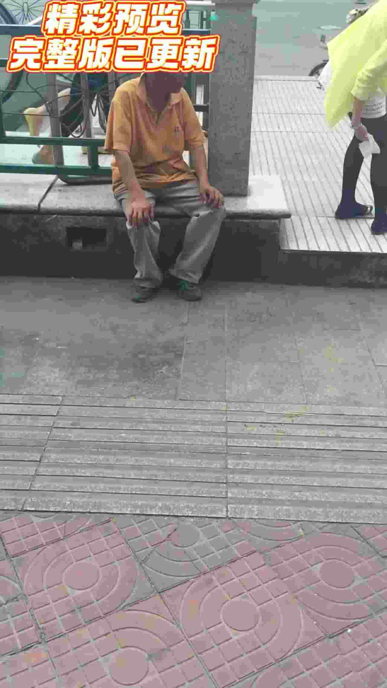  【重磅黑料】户外大神尾随美女，掏出鸡巴就对臀部喷射精液！：美女不好意思弄了点奶在你腿上，借机摸大腿。 的剧照4