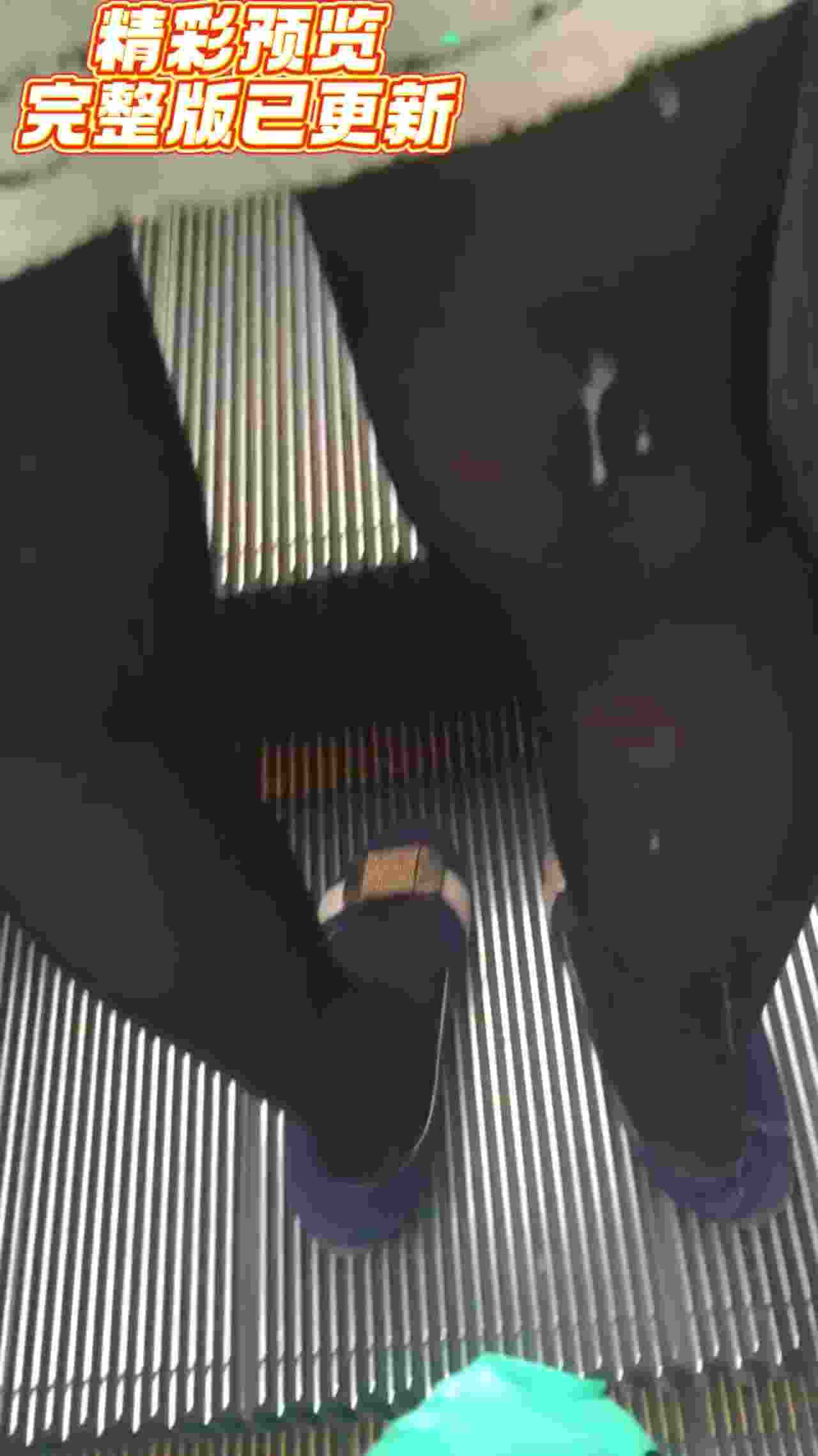  【重磅黑料】户外大神尾随美女，掏出鸡巴就对臀部喷射精液！：美女不好意思弄了点奶在你腿上，借机摸大腿。 的剧照9